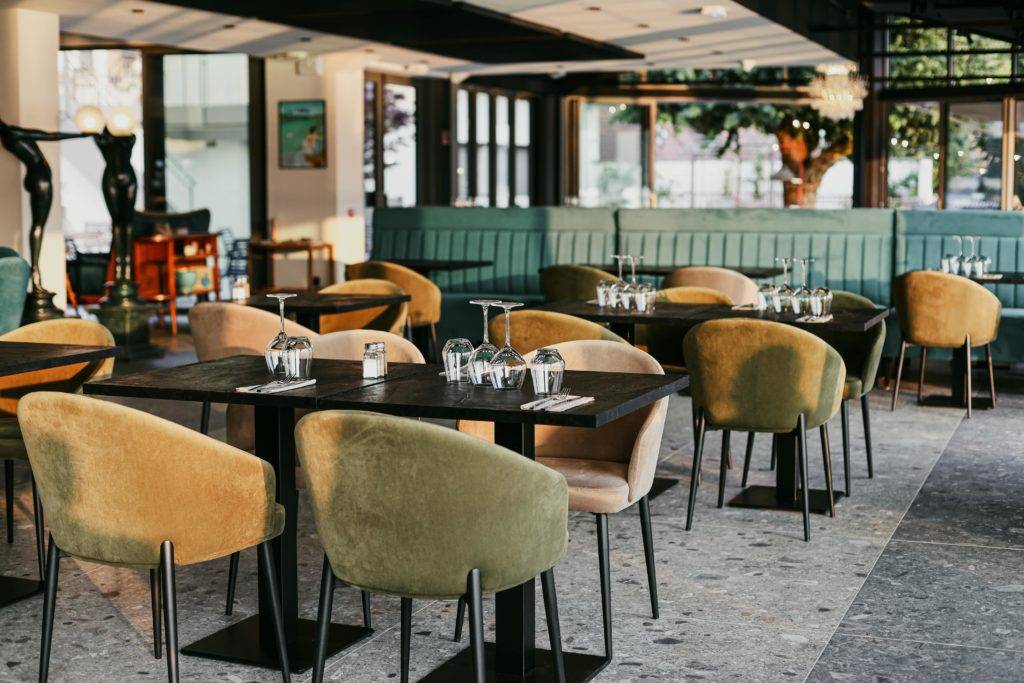 Photos du restaurant, des tables, de l'extérieur et des plats à Aiguebelette en Savoie